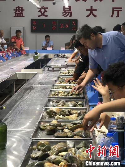 盛多网 新疆和田玉（子料）公盘交易首次向游客开放