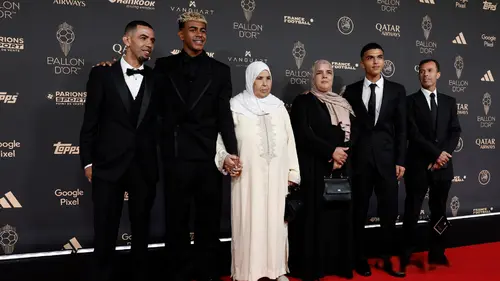 锦富优 外媒：小罗颁发金球奖前，亚马尔父亲大喊必须把奖杯给他儿子